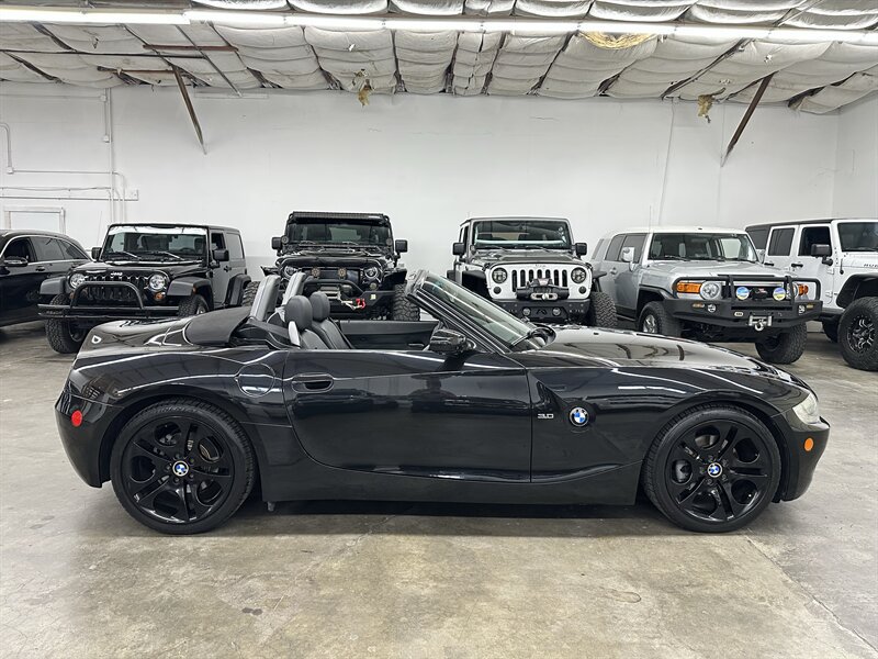 Used 2005 BMW Z4 3.0i RWD image 2