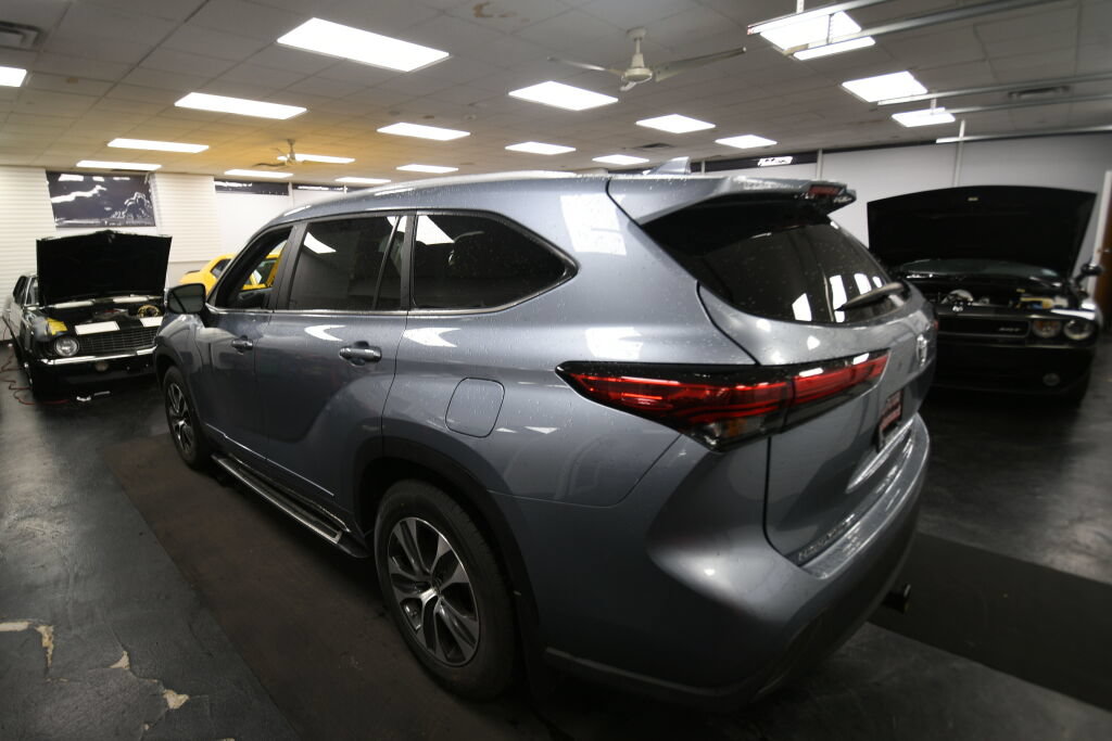 Used 2023 Toyota Highlander XLE AWD/4WD image 5