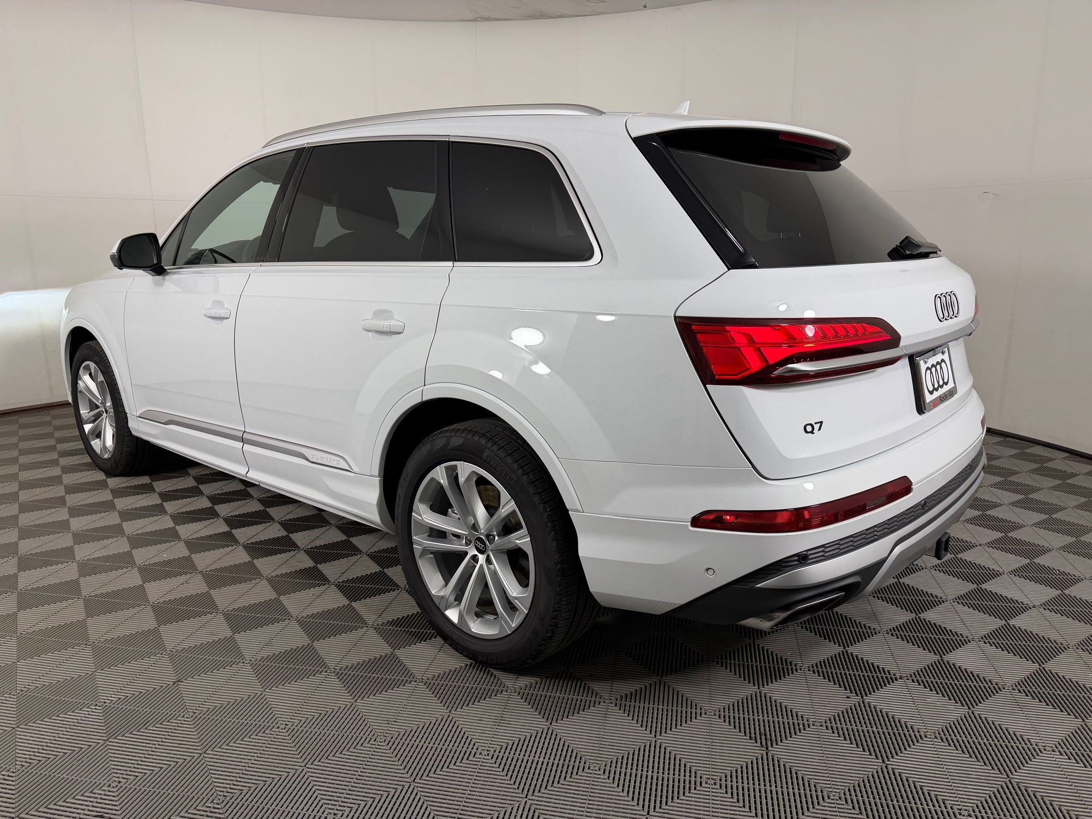 Used 2025 Audi Q7 2.0T Premium w/ Convenience Package AWD/4WD image 3