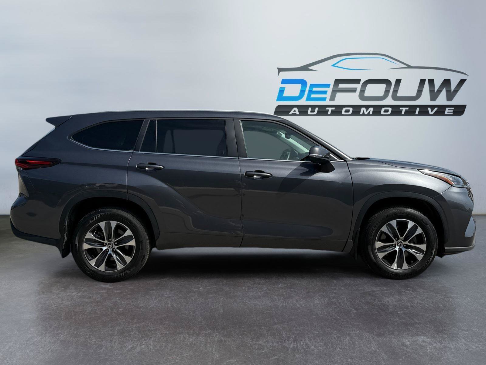 Used 2025 Toyota Highlander LE AWD/4WD image 2