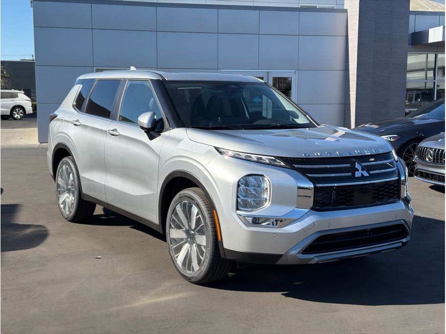 New 2026 Mitsubishi Outlander LE image 3