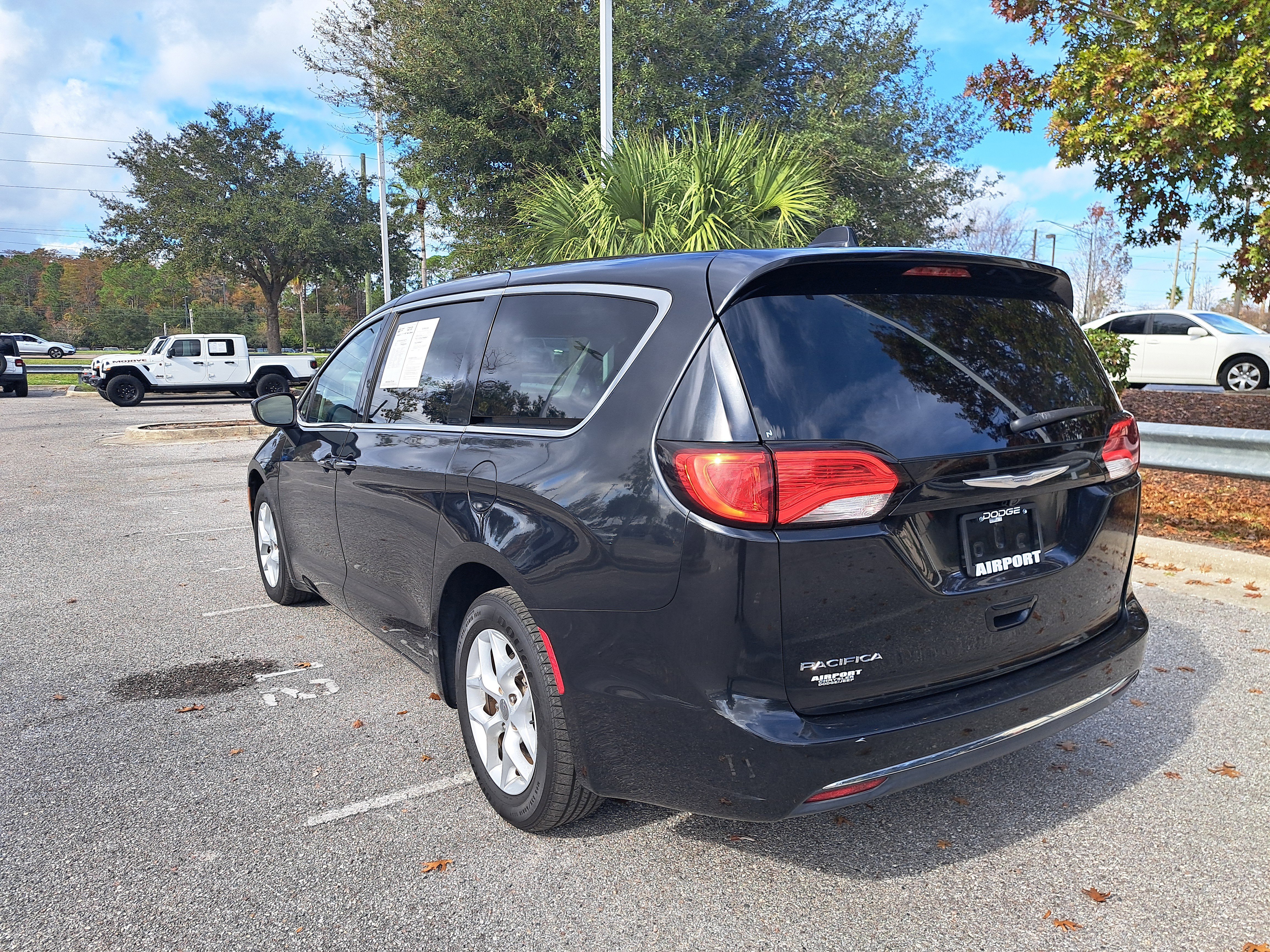Used 2017 Chrysler Pacifica Touring Plus w/ Tire & Wheel Group image 4