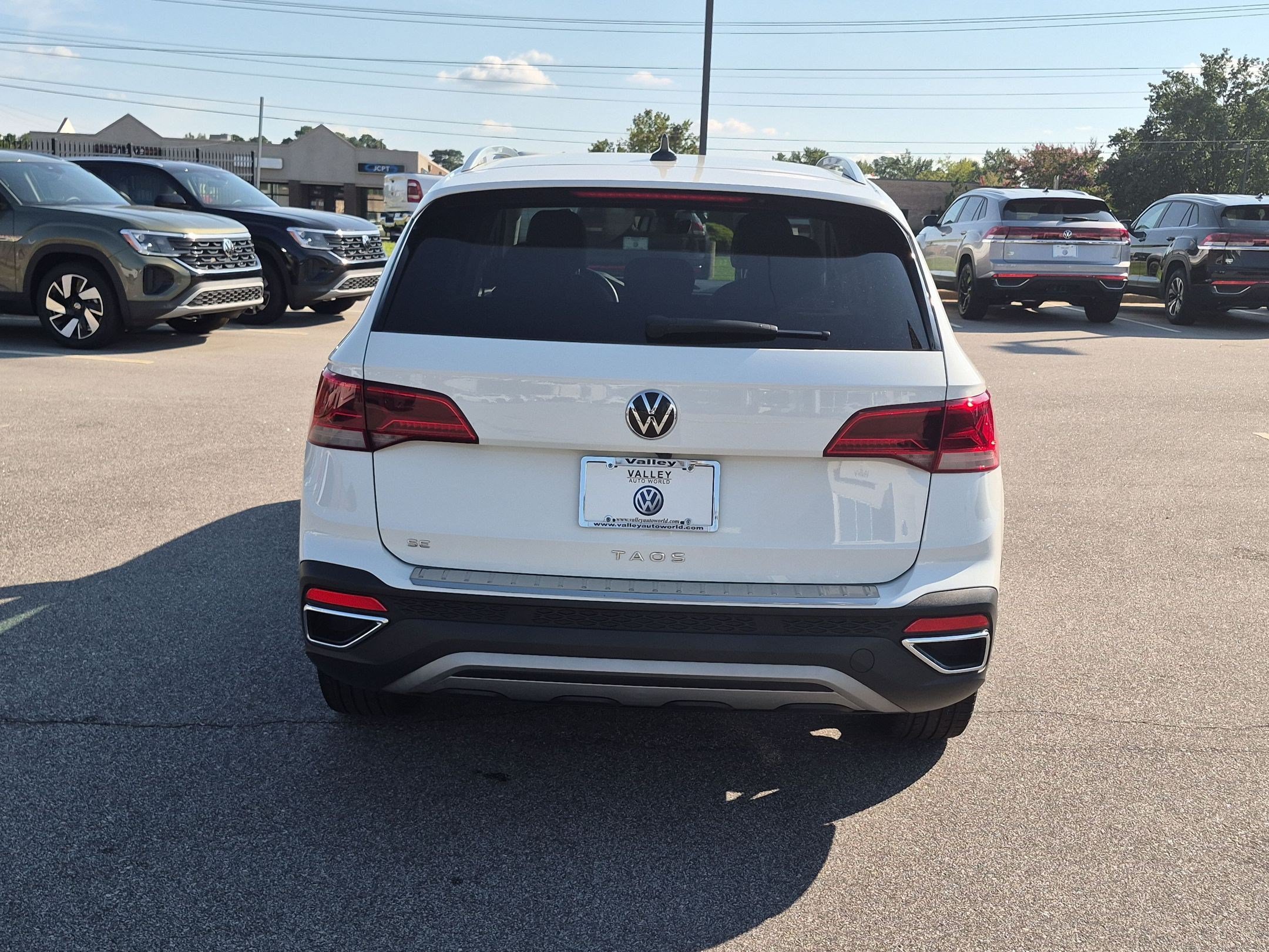 Used 2023 Volkswagen Taos SE w/ Black Wheel Package FWD image 4