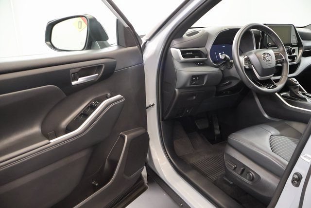 Certified 2025 Toyota Highlander XSE AWD/4WD image 10