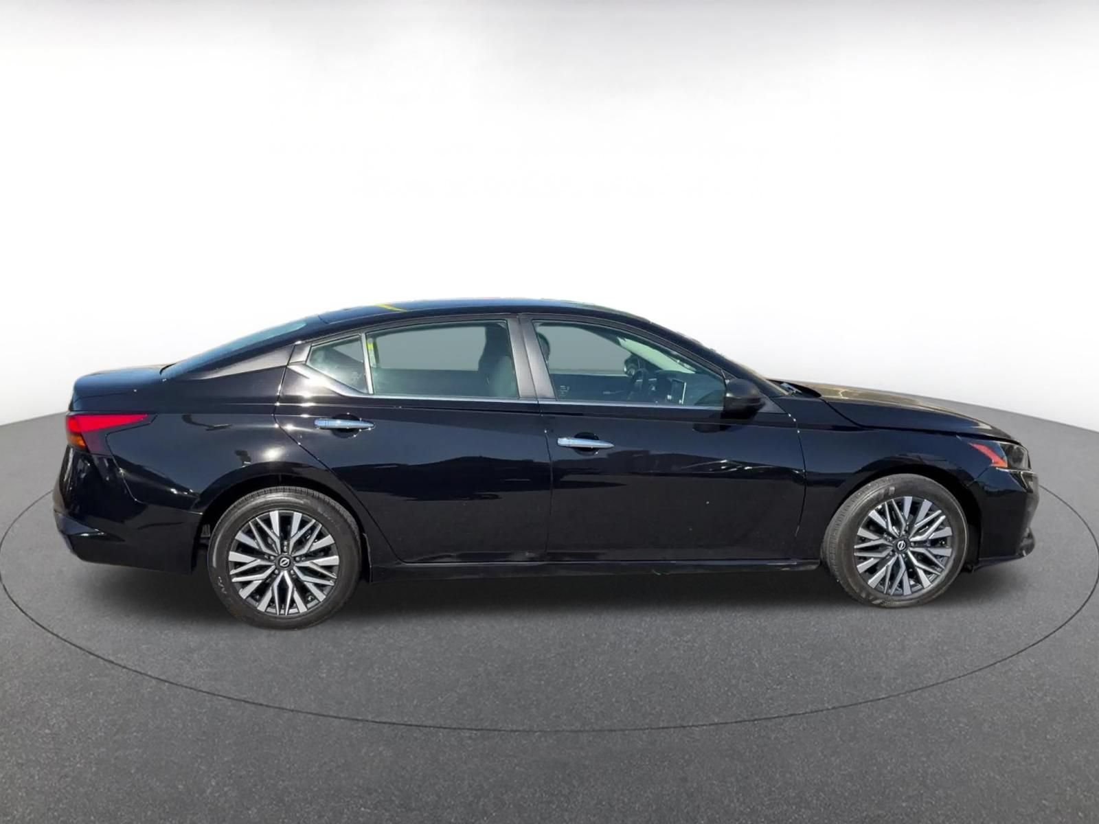 Used 2025 Nissan Altima 2.5 SV FWD image 16