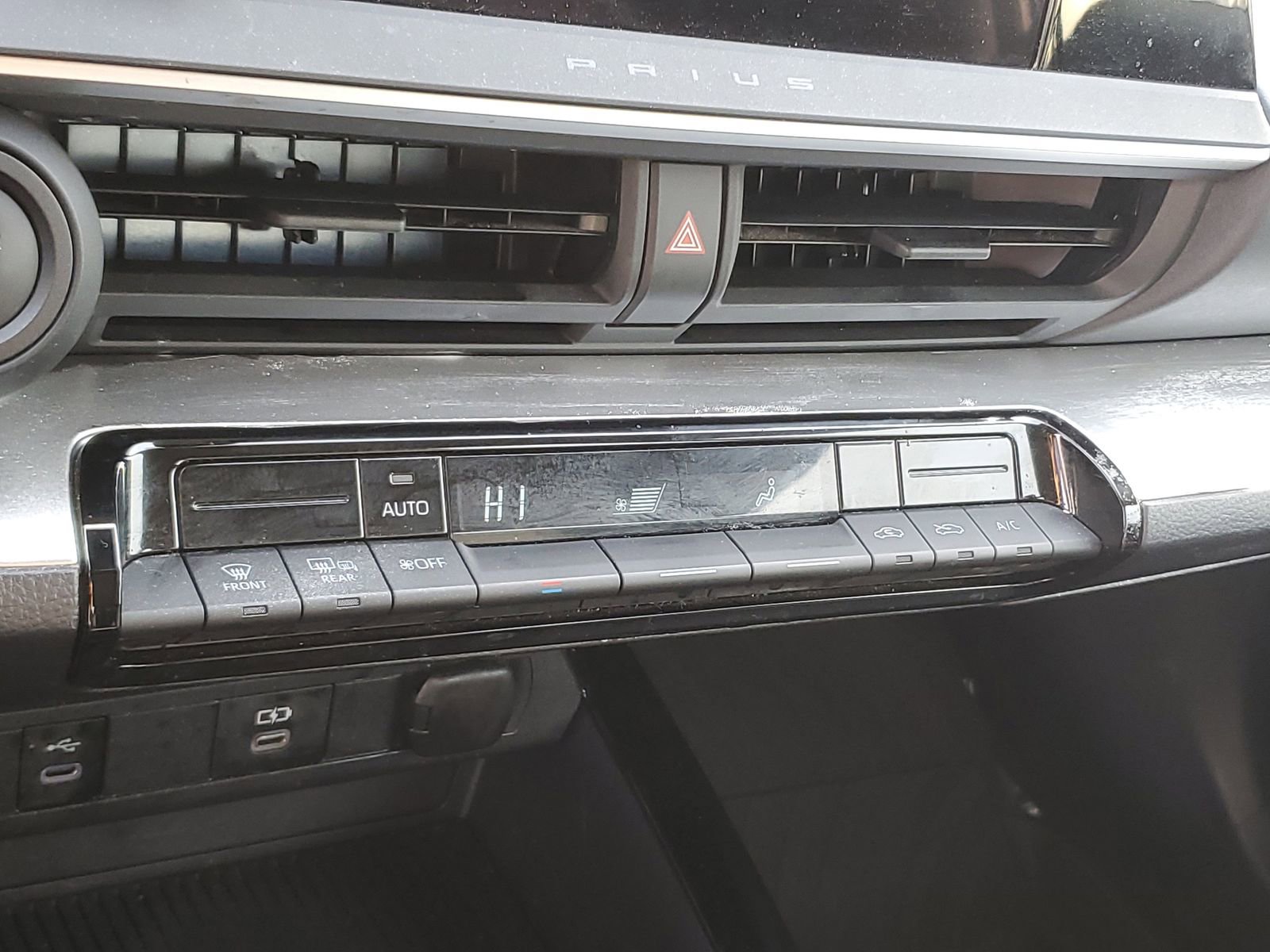 Used 2025 Toyota Prius LE image 25