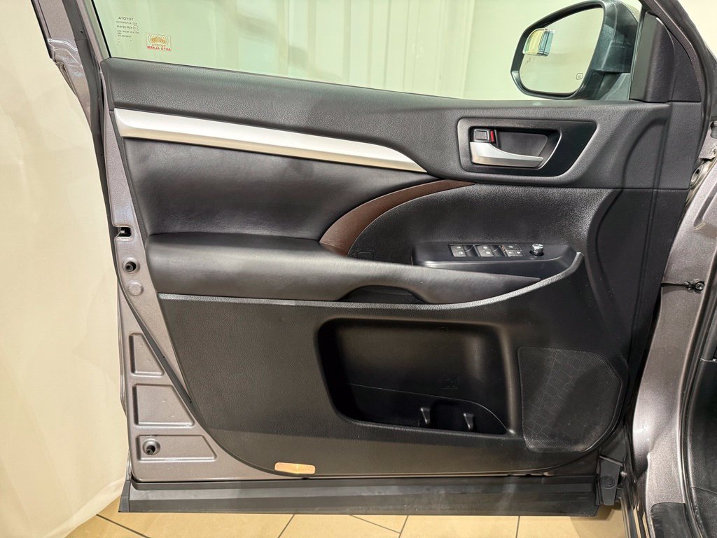 Used 2019 Toyota Highlander XLE AWD/4WD image 15