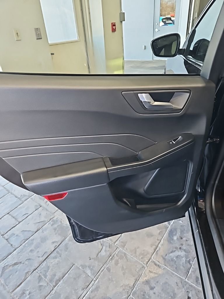 Used 2025 Ford Escape Platinum image 21