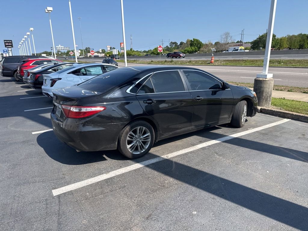 Used 2017 Toyota Camry SE image 1