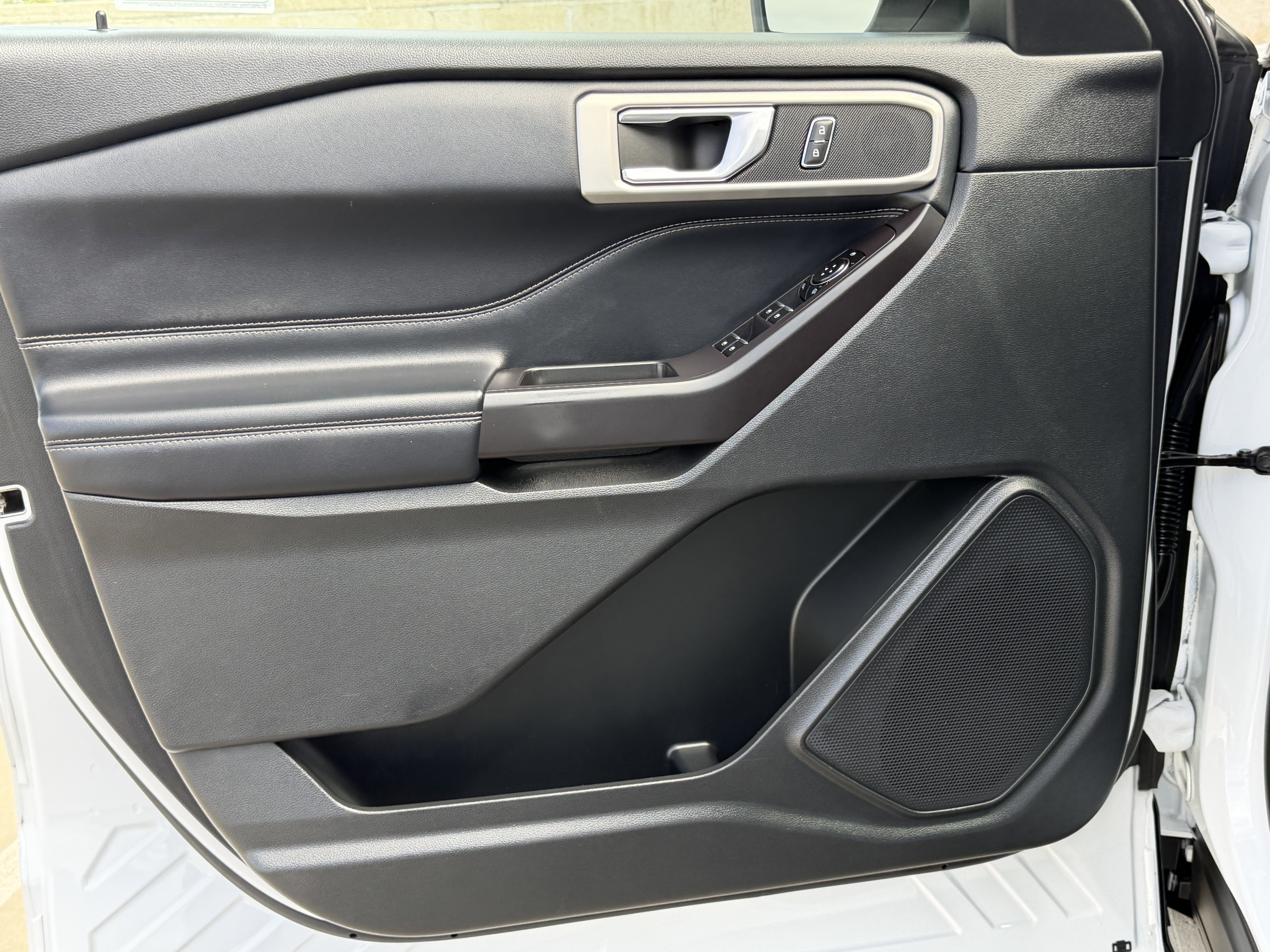 Used 2020 Ford Explorer XLT w/ Equipment Group 202A RWD image 16