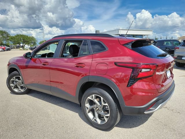 Used 2025 Chevrolet Trax LT FWD image 4
