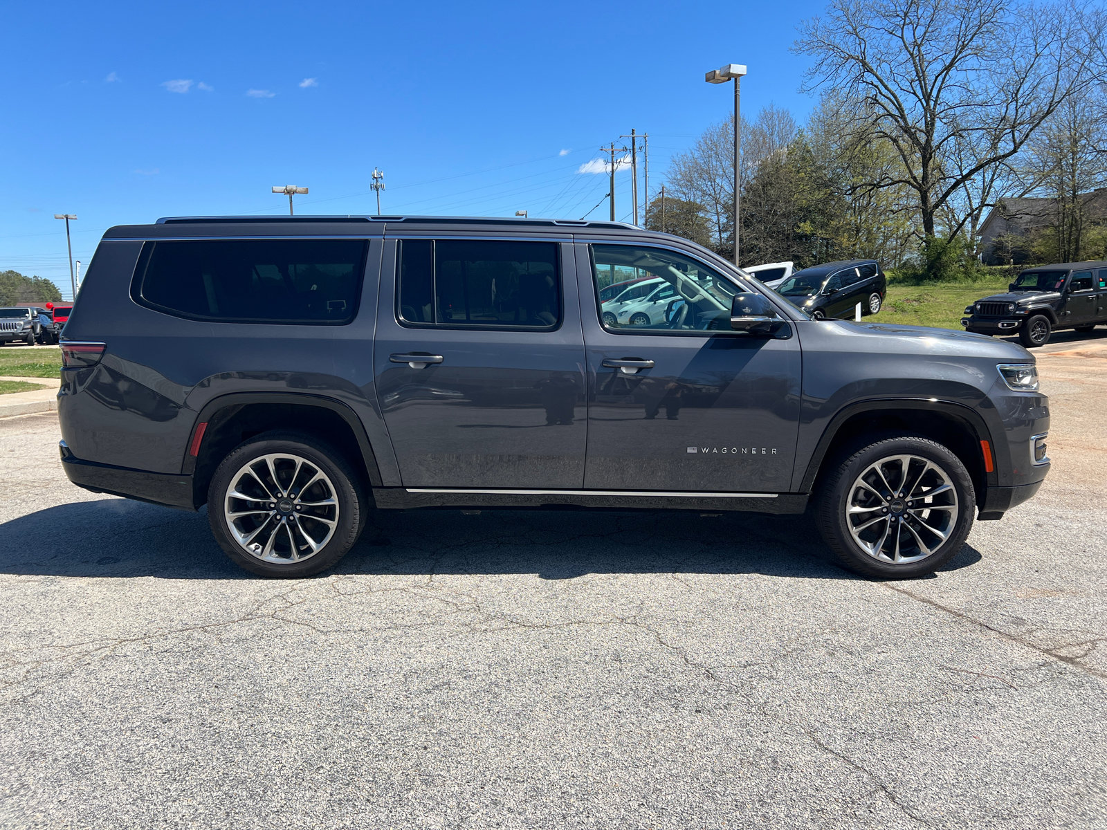 Used 2024 Jeep Wagoneer L Series III w/ Premium Group I image 4