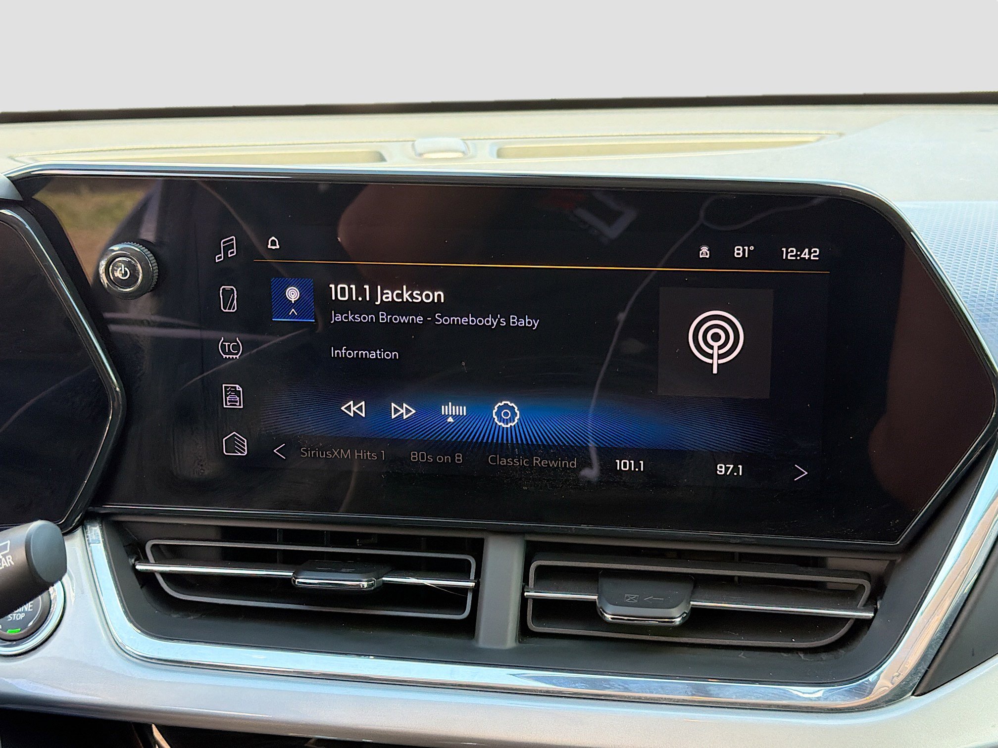 Used 2025 Chevrolet Trax LT w/ LT Convenience Package image 26