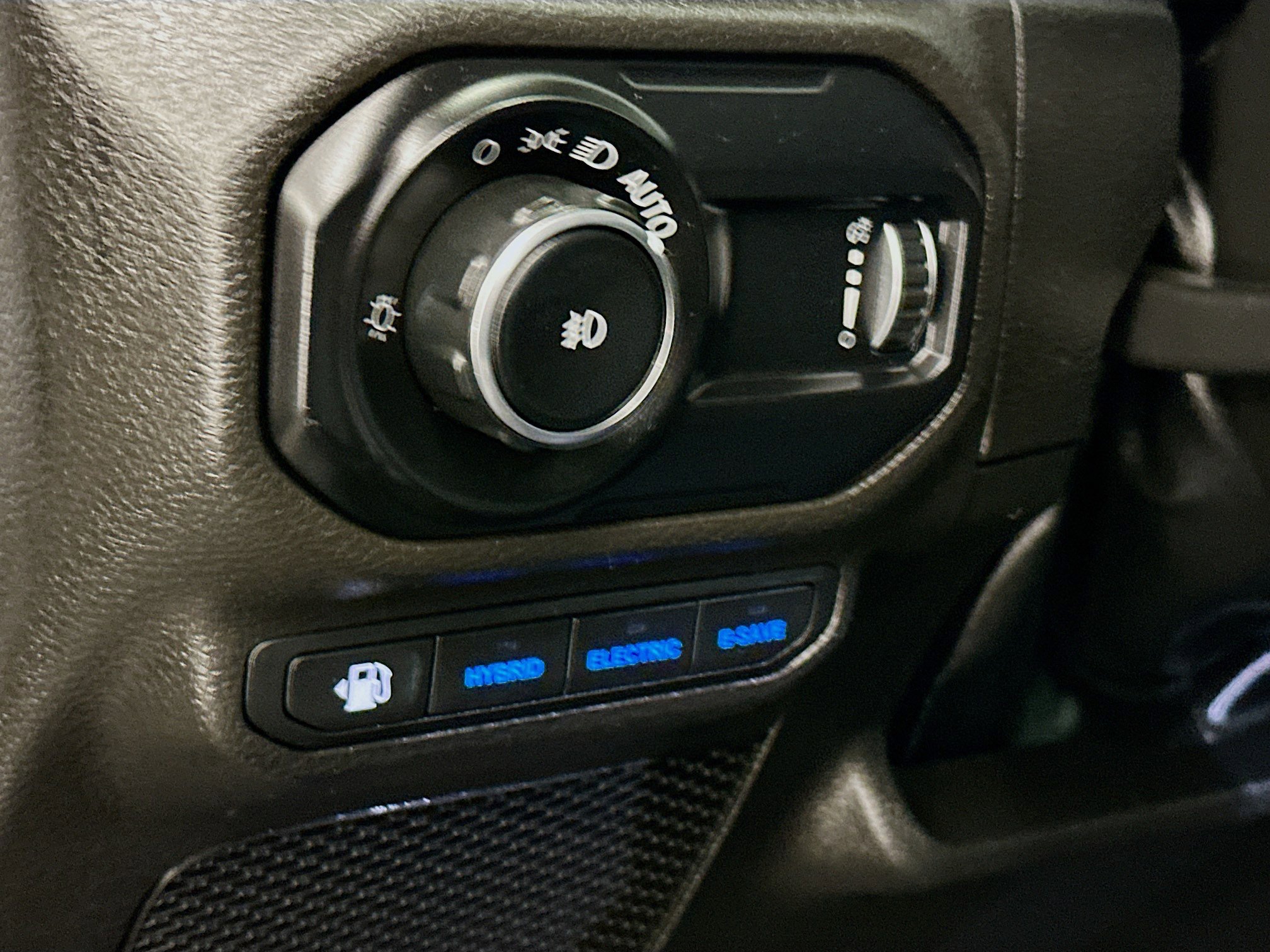 Used 2023 Jeep Wrangler Sahara w/ Cold Weather Group image 17