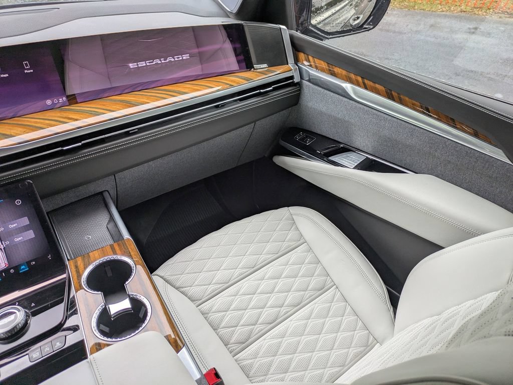 Certified 2025 Cadillac Escalade Premium Luxury Platinum w/ LPO, Radiant Package RWD image 19