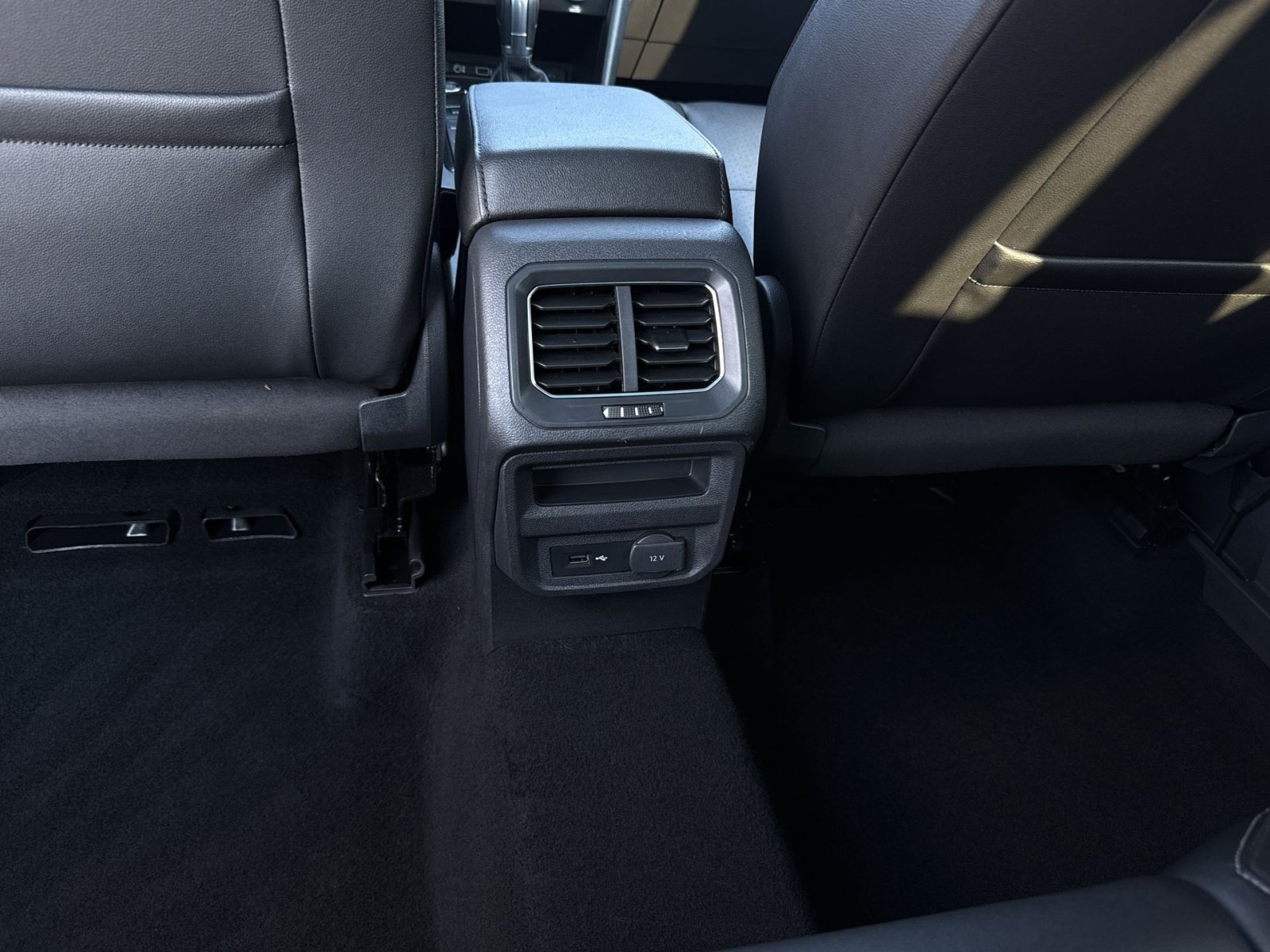 Used 2018 Volkswagen Tiguan SEL AWD/4WD image 24