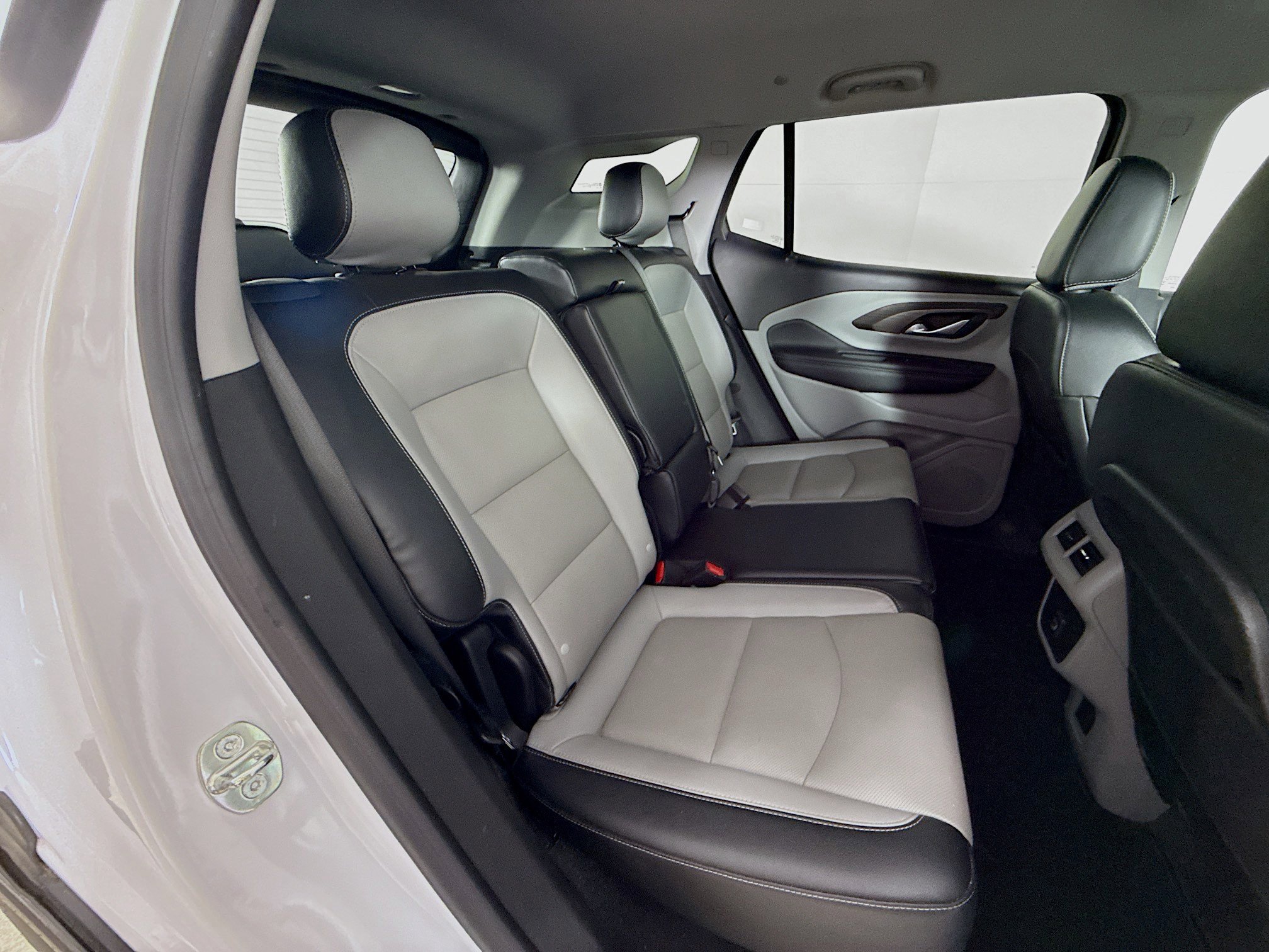 Used 2024 GMC Terrain SLT image 32