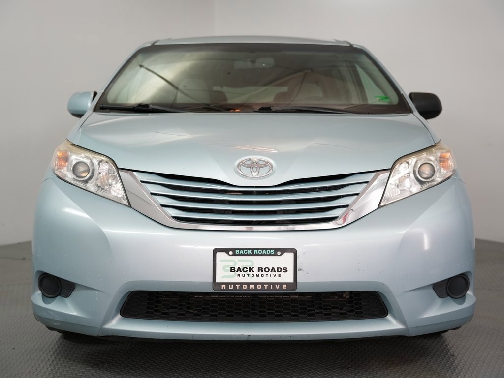 Used 2015 Toyota Sienna LE image 2