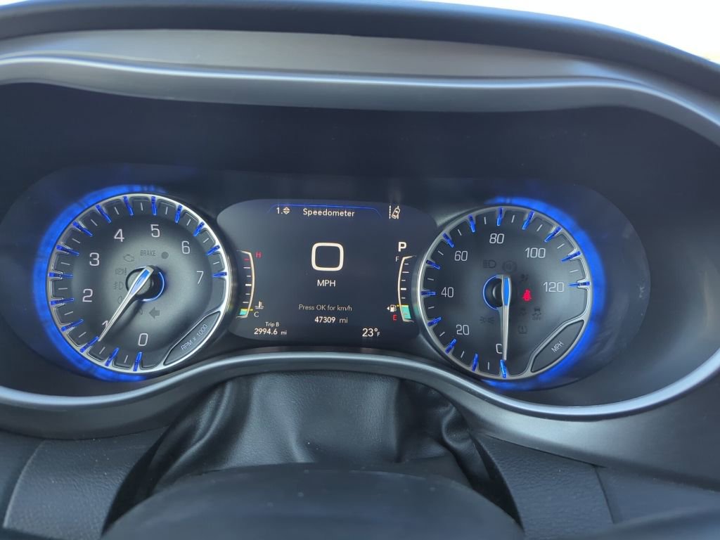 Used 2024 Chrysler Pacifica Touring-L image 25