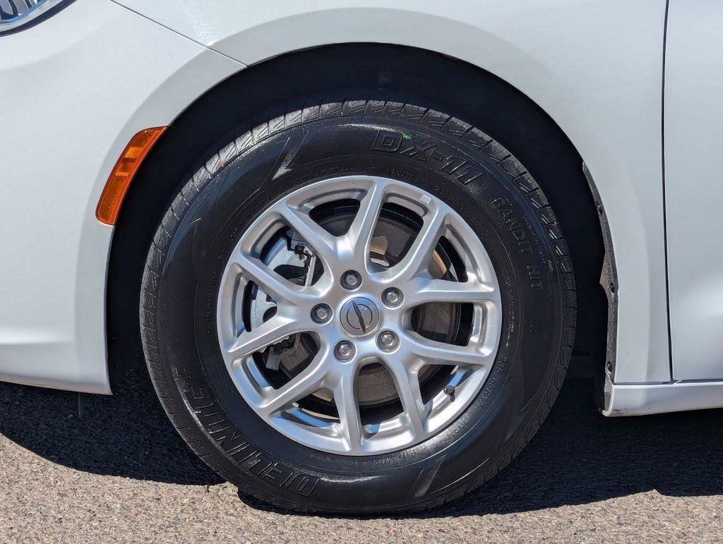 Used 2023 Chrysler Pacifica Touring-L FWD image 42