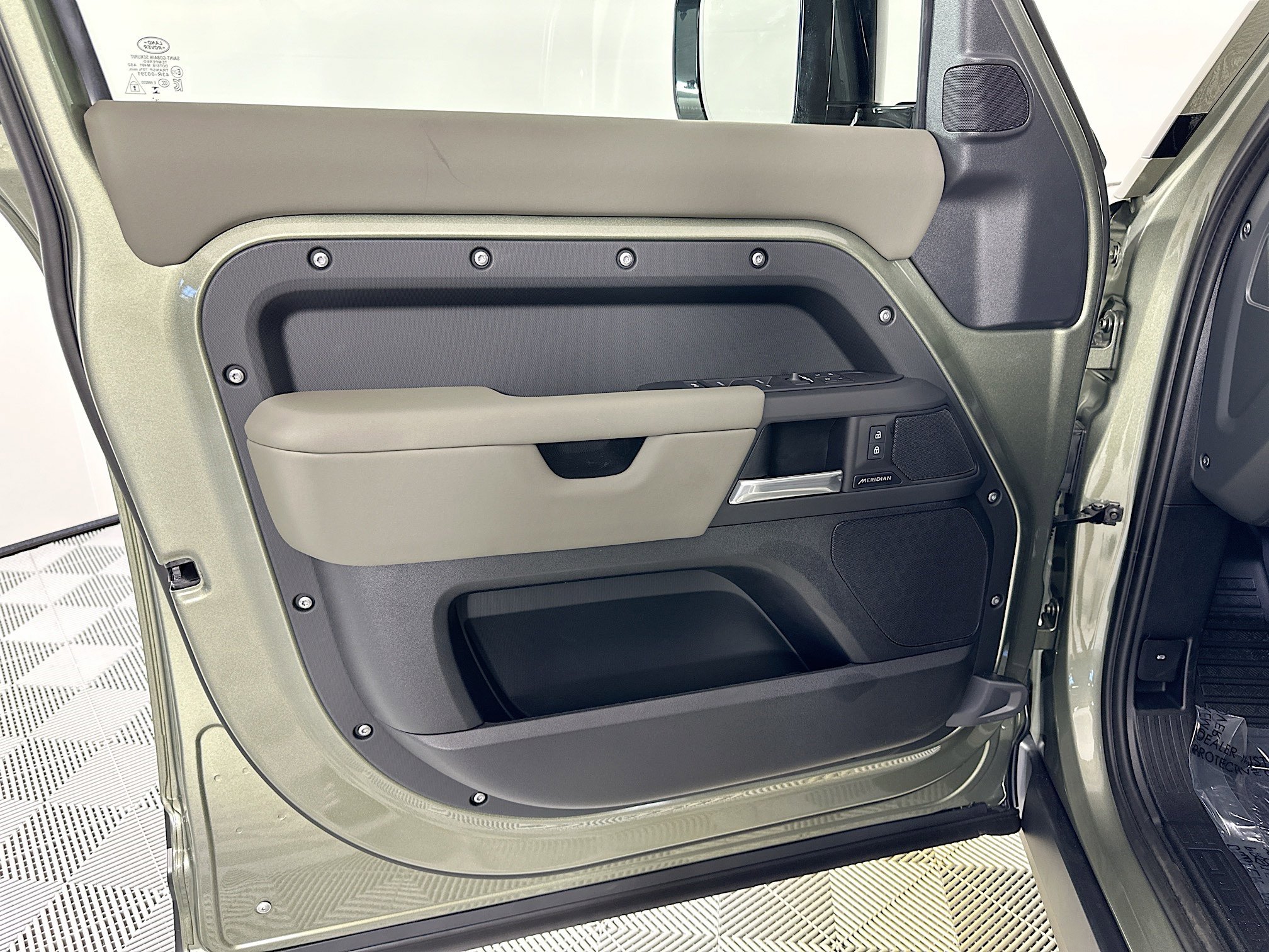 Used 2025 Land Rover Defender 110 S image 14