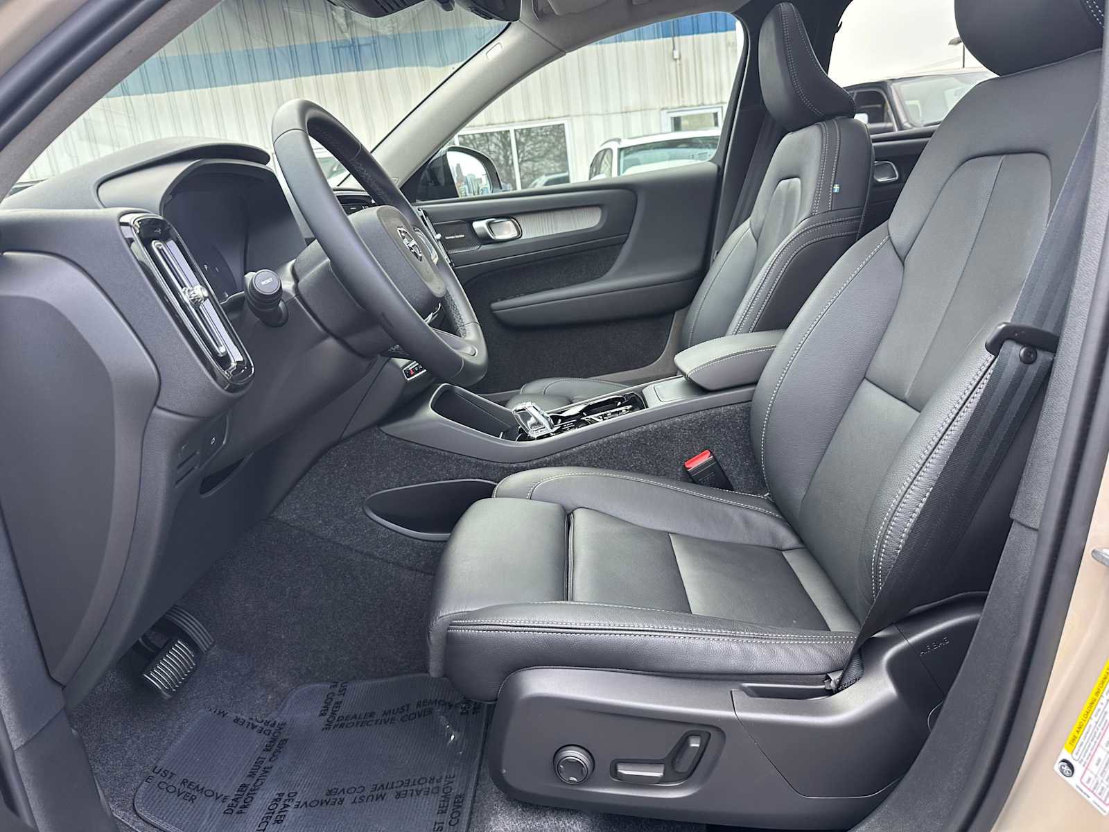 Used 2025 Volvo XC40 B5 Ultra w/ Climate Package image 19