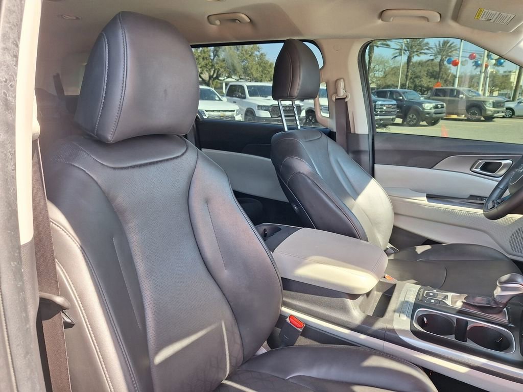 Used 2023 Kia Carnival LX image 28