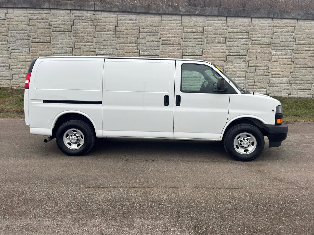 Used 2019 Chevrolet Express 3500 w/ Driver Convenience Package RWD image 2