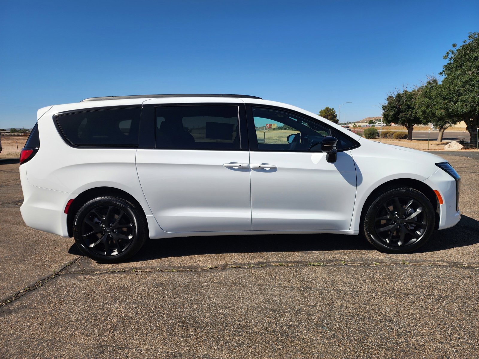 New 2027 Chrysler Pacifica Limited AWD/4WD image 5