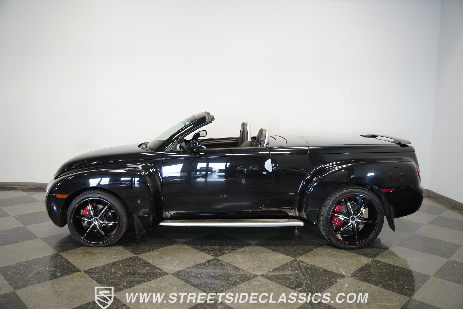 Used 2004 Chevrolet SSR w/ Preferred Equipment Group image 11