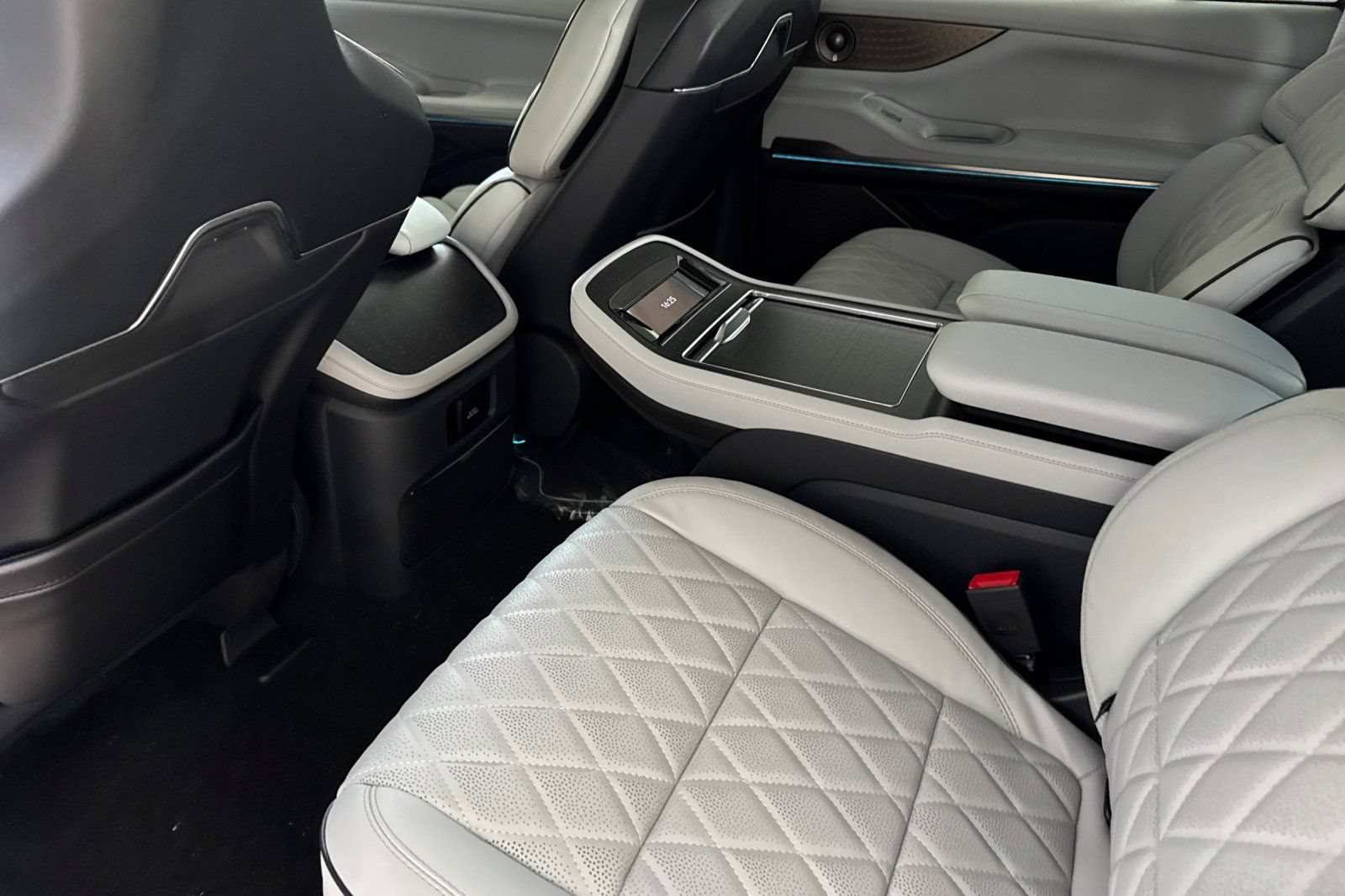 New 2026 Lincoln Navigator L Black Label AWD/4WD image 9