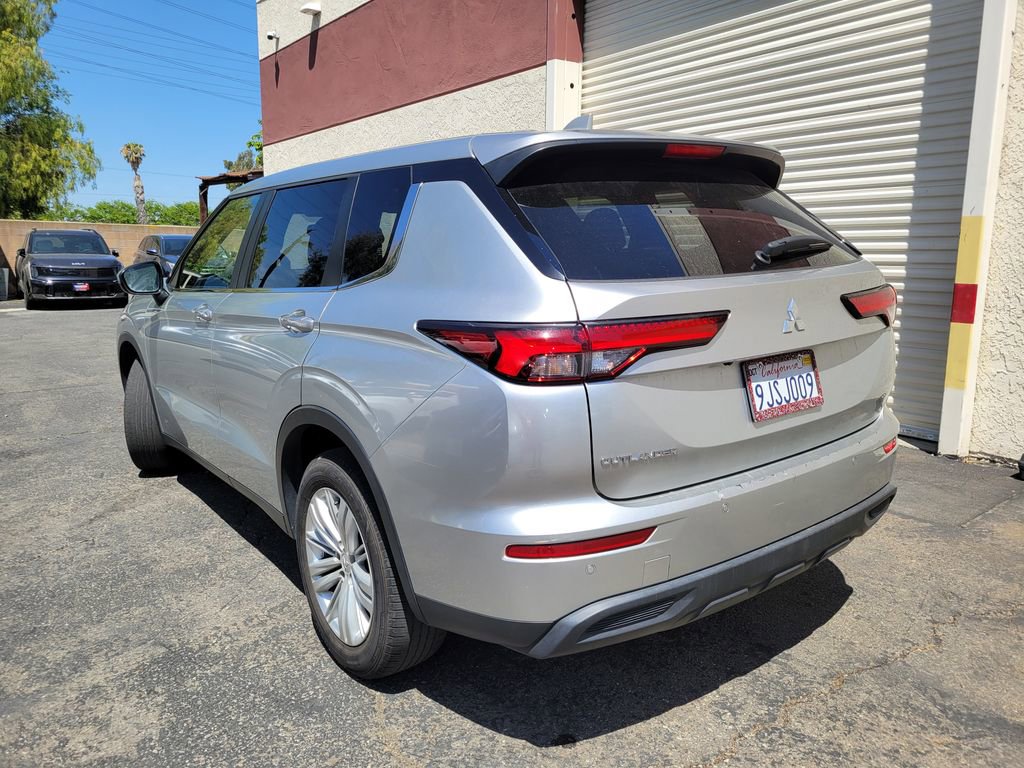 Used 2024 Mitsubishi Outlander ES FWD image 2