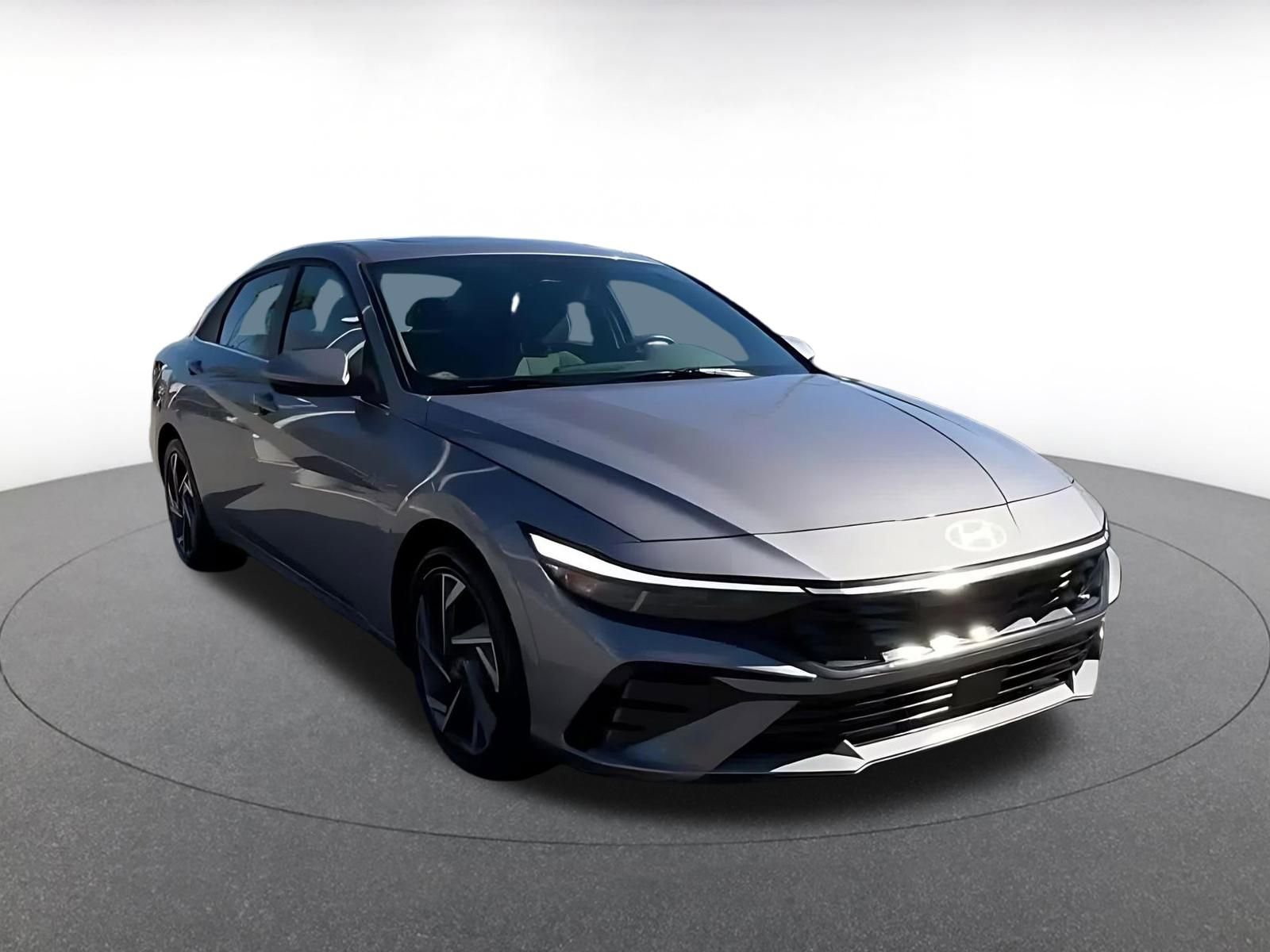 Used 2025 Hyundai Elantra SEL image 3