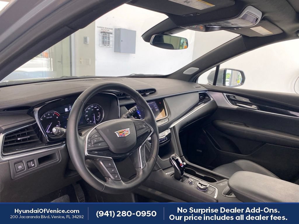 Used 2025 Cadillac XT5 Premium Luxury FWD image 2