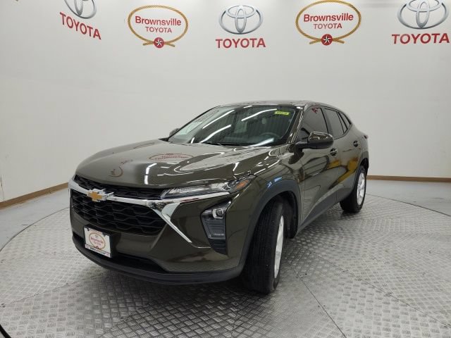 Used 2024 Chevrolet Trax LS w/ LS Convenience Package FWD image 2