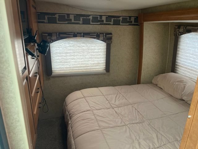 Used 2011 Ford E-450 and Econoline 450 Super Duty w/ Motorhome Prep Pkg RWD image 9