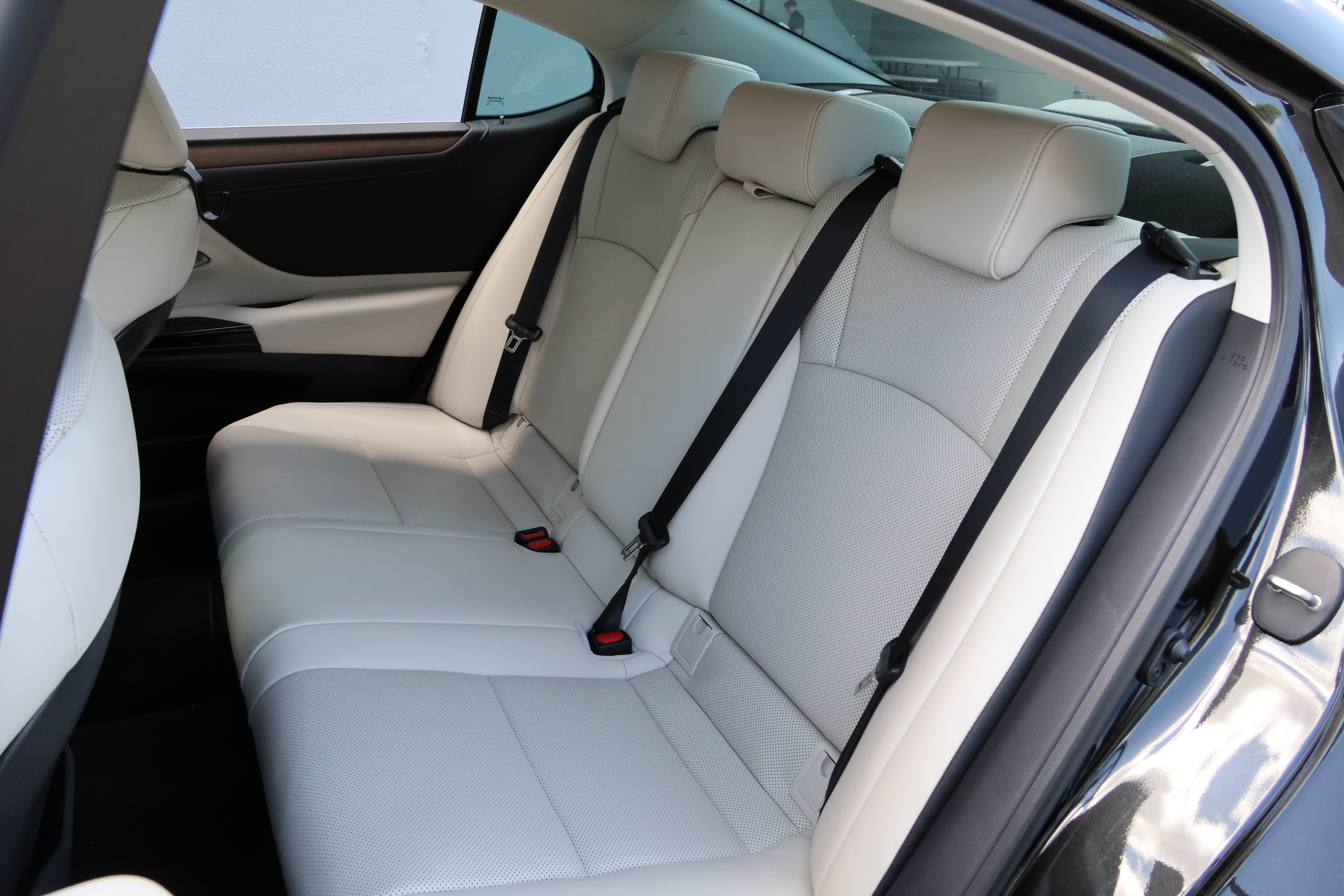 Certified 2025 Lexus ES 300h w/ Premium Package FWD image 35