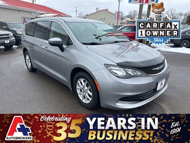 Used 2017 Chrysler Pacifica Touring image 1