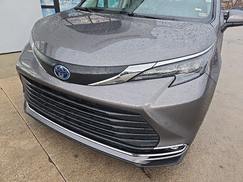 Used 2024 Toyota Sienna XLE image 16