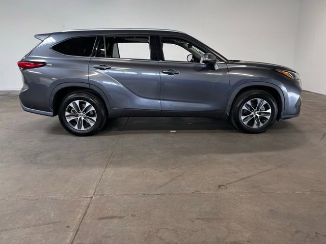 Used 2021 Toyota Highlander XLE FWD image 2
