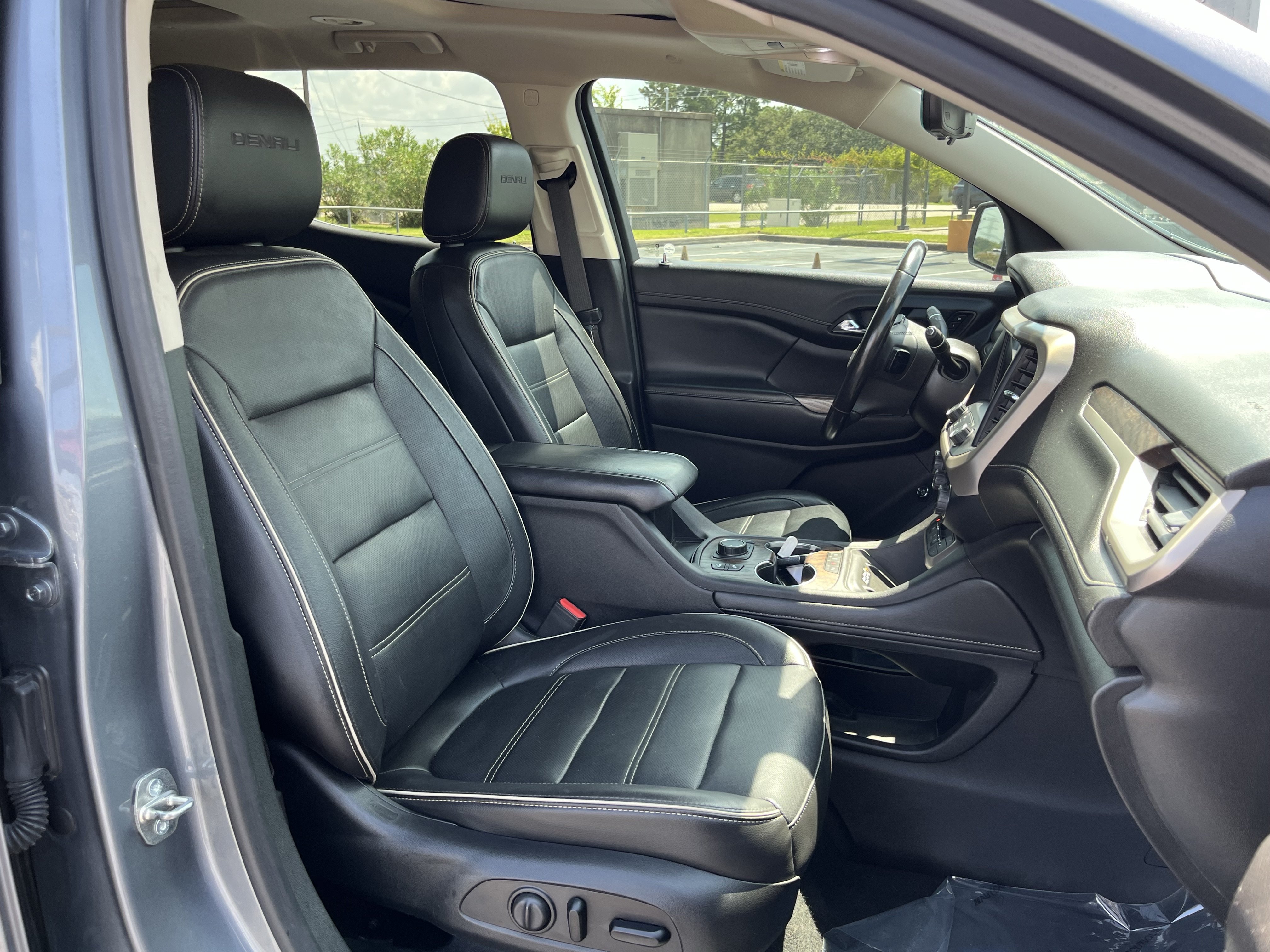 Used 2020 GMC Acadia Denali w/ Technology Package FWD image 32