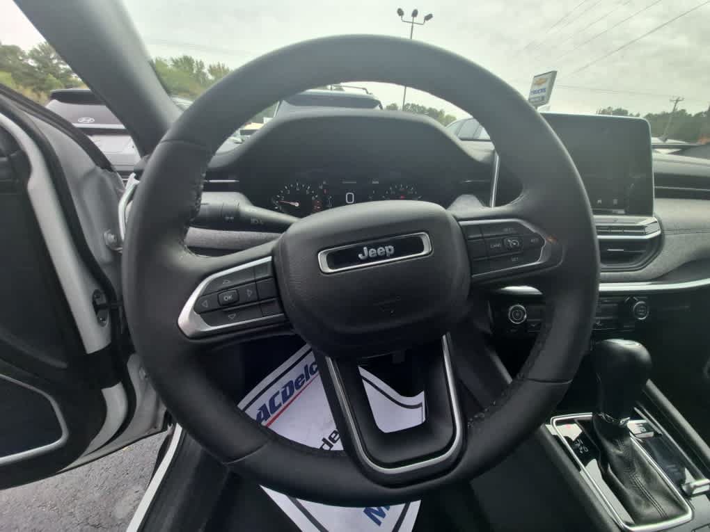 Used 2025 Jeep Compass Latitude AWD/4WD image 12