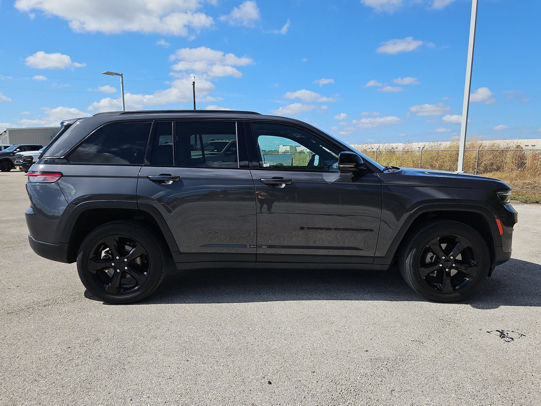 Used 2025 Jeep Grand Cherokee Laredo RWD image 2