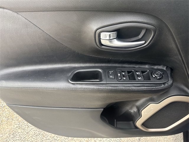 Used 2016 Jeep Renegade Limited image 13