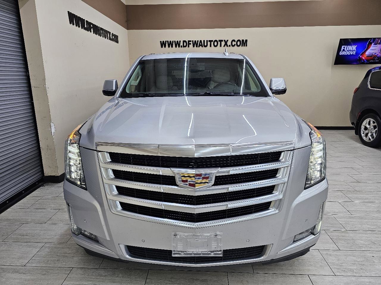 Used 2015 Cadillac Escalade ESV Luxury AWD/4WD image 3