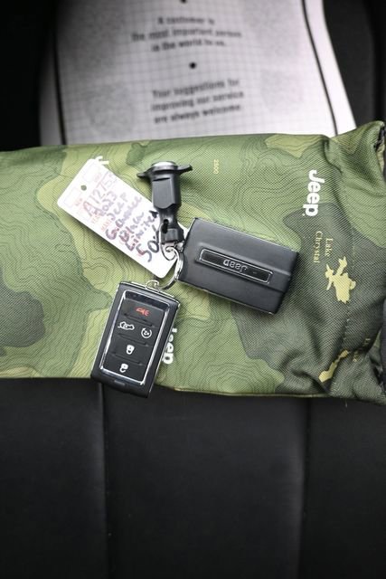 Used 2023 Jeep Grand Cherokee Limited image 11