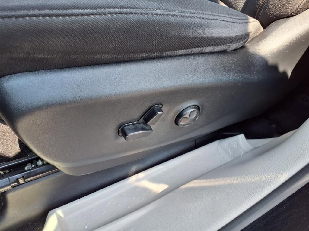 Used 2020 Chrysler Voyager LX image 17