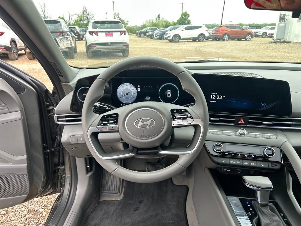 Used 2025 Hyundai Elantra SEL image 15