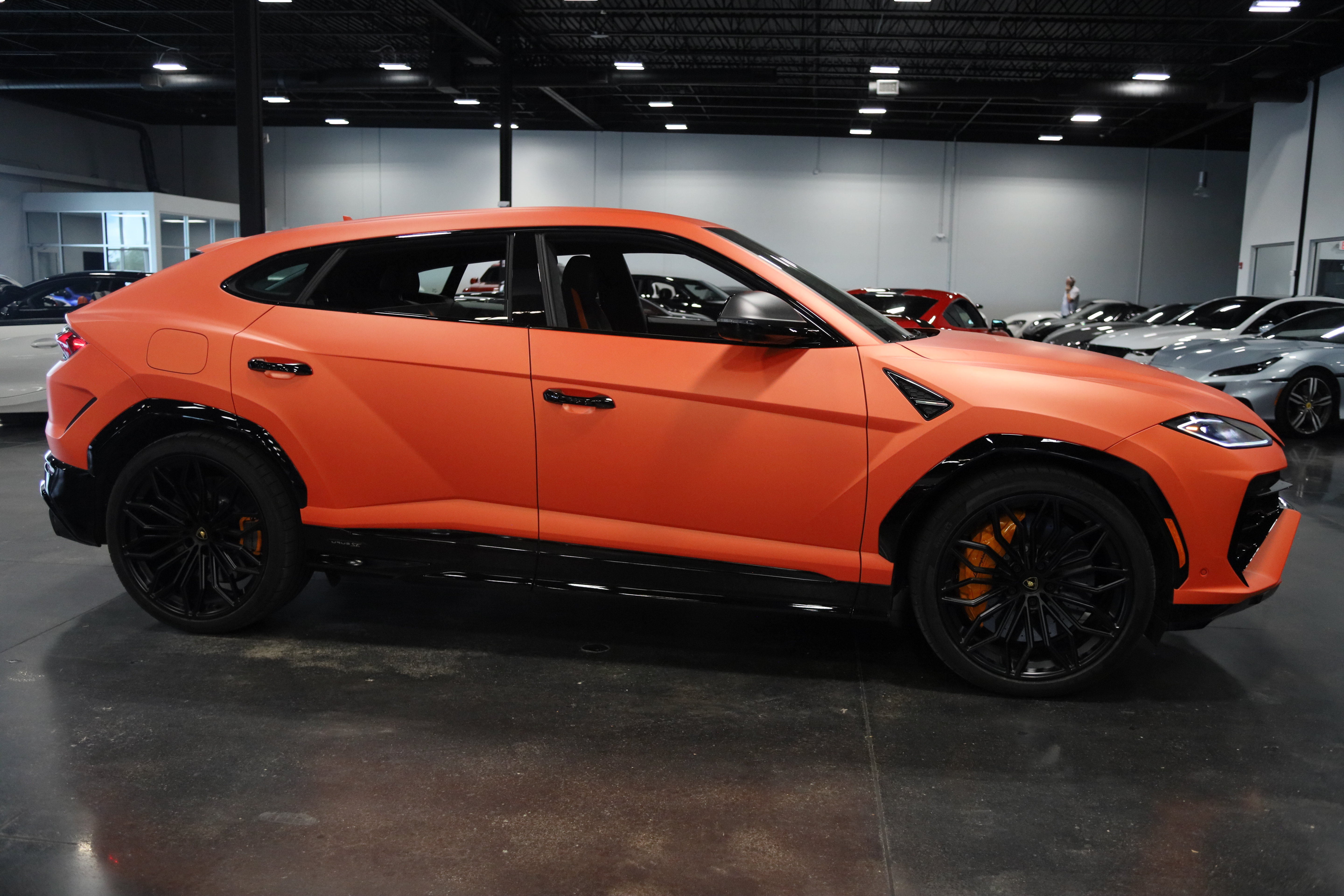 Used 2025 Lamborghini Urus SE AWD/4WD image 8