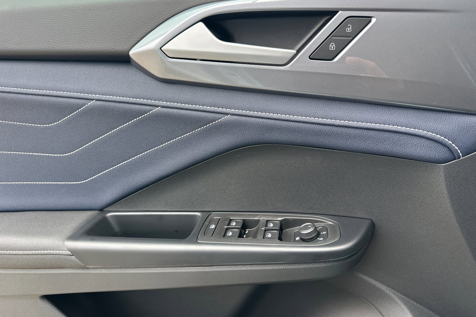 New 2026 Volkswagen Taos SEL image 11